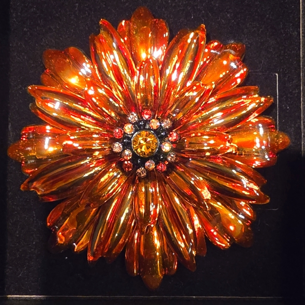 NWOT Joan Rivers flower collection brooch and pierced earrings